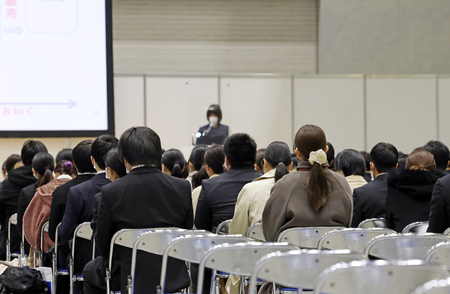 就職活動が解禁され、合同企業説明会に参加する学生ら＝３月１日、東京都江東区
