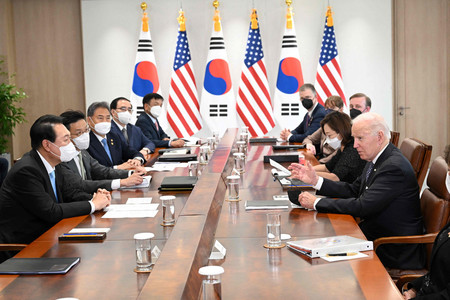２１日、ソウルの新大統領府で首脳会談に臨むバイデン米大統領（右手前）と韓国の尹錫悦大統領（左手前）（ＡＦＰ時事）