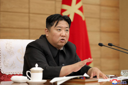 21日、平壌で朝鮮労働党政治局の会合に出席する金正恩総書記=朝鮮中央通信が同日配信(AFP時事)