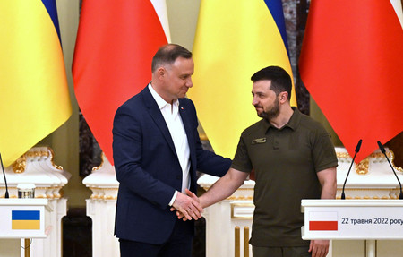 ２２日、キーウ（キエフ）で、共同記者会見に際し握手するポーランドのドゥダ大統領（左）とウクライナのゼレンスキー大統領（ＡＦＰ時事）
