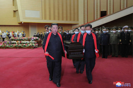 ２２日、北朝鮮の玄哲海元帥のひつぎを担ぐ金正恩総書記（手前左）ら＝平壌（朝鮮通信・時事）