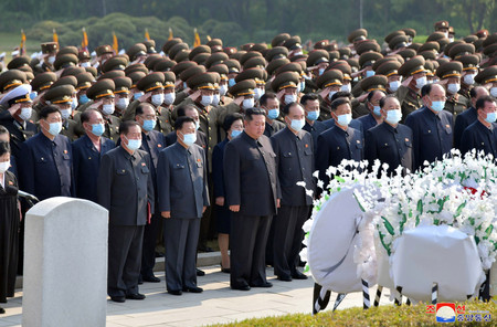 22日、北朝鮮の玄哲海元帥の国葬で、黙とうする金正恩総書記(前列中央)ら=平壌(朝鮮通信・時事)