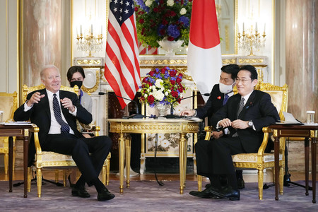 会談する岸田文雄首相（右）とバイデン米大統領＝２３日午前、東京・元赤坂の迎賓館（代表撮影）