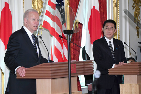 共同記者会見を行う岸田文雄首相（右）とバイデン米大統領＝２３日午後、東京・元赤坂の迎賓館（代表撮影）