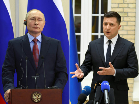 ロシアのプーチン大統領（写真左）とウクライナのゼレンスキー大統領（ＡＦＰ時事）