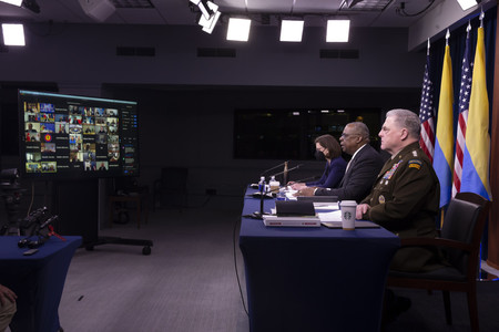 ２３日、ワシントン郊外の米国防総省で、ウクライナへの軍事支援を調整するオンライン会合に参加するオースティン米国防長官（中央）ら（ＥＰＡ時事）