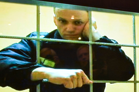 ２４日、モスクワの裁判所にオンライン形式で出廷したロシアの反体制派指導者アレクセイ・ナワリヌイ氏（ＡＦＰ時事）