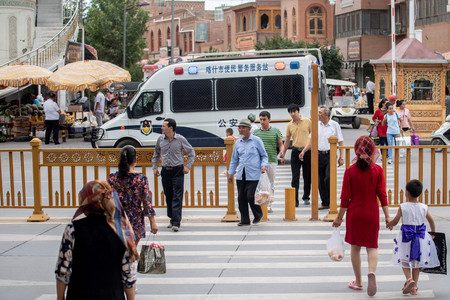 中国・新疆ウイグル自治区カシュガルのイスラム教寺院付近をパトロールする警察車両＝２０１７年６月（ＡＦＰ時事）