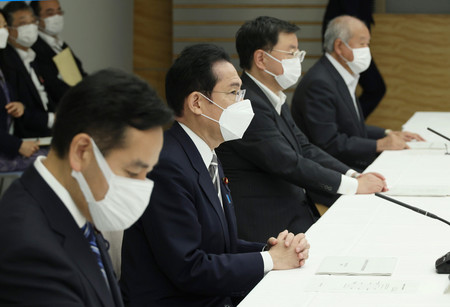 月例経済報告関係閣僚会議に臨む岸田文雄首相（左から２人目）＝２５日午前、首相官邸