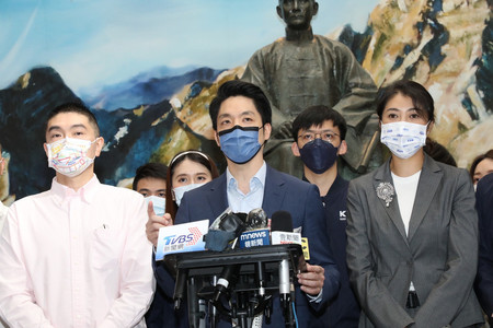 ２５日、台北市の国民党本部で記者会見に臨む蒋万安立法委員（中央）（国民党提供・時事）