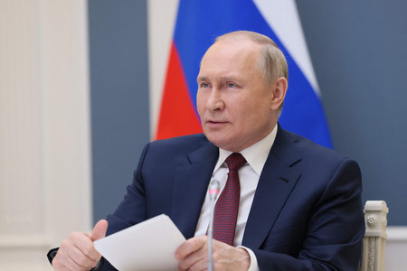 ２６日、モスクワからオンラインで会合に参加したロシアのプーチン大統領（ＡＦＰ時事）