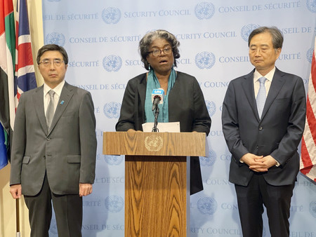 ２６日、ニューヨークの国連本部で、安保理会合後に声明を読み上げるトーマスグリーンフィールド米国連大使（中央）や石兼公博国連大使（左）