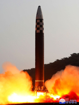 北朝鮮が公開した大陸間弾道ミサイル（ＩＣＢＭ）とされるミサイル発射の画像＝３月２４日、撮影地不明（朝鮮中央通信が同２５日に配信）（ＡＦＰ時事）