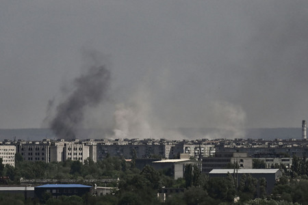 砲撃を受け煙を上げるウクライナ東部の市街地＝２６日、セベロドネツク（ＡＦＰ時事）
