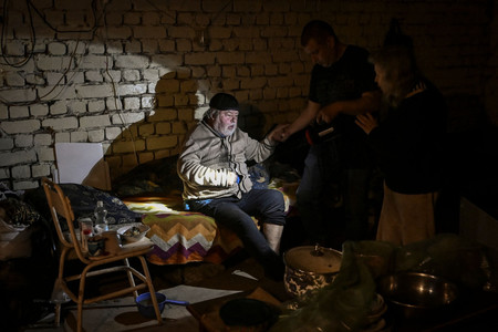 地下室に逃げ込んだウクライナ東部の高齢の男性＝２６日、リシチャンシク（ＡＦＰ時事）