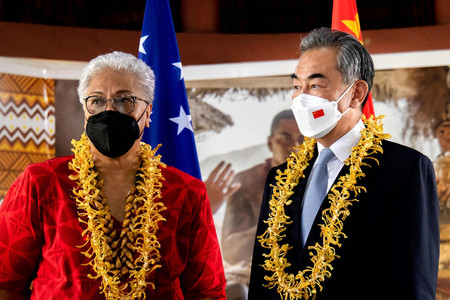 ２８日、サモアの首都アピアで、フィアメ首相（左）と会談する中国の王毅外相（サモア・オブザーバー提供）（ＡＦＰ時事）