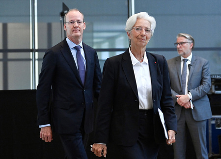 記者会見に向かう欧州中央銀行のラガルド総裁(中央)=9日、オランダ・アムステルダム(AFP時事)