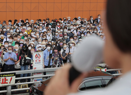 参院選が公示され、街頭演説に集まった人々＝２２日午前、東京・ＪＲ新宿駅前