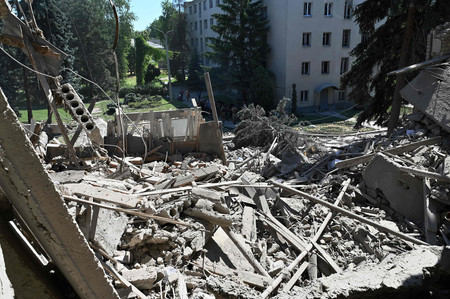 ２１日、ウクライナ北東部ハリコフで、ロケット弾によって前日破壊された大学の建物（ＡＦＰ時事）