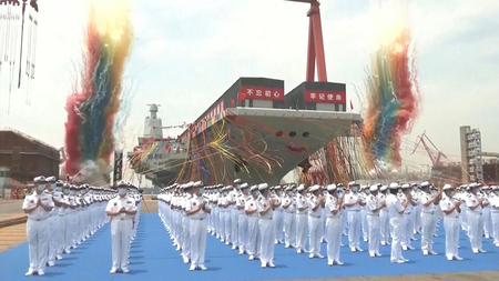 １７日、上海で行われた空母「福建」の進水式＝中国国営中央テレビ（ＣＣＴＶ）の映像より（ＡＦＰ時事）