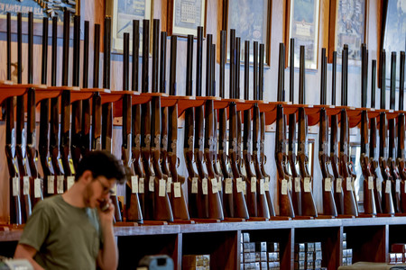 ２３日、米南部ジョージア州アトランタの銃販売店に並ぶ散弾銃（ＥＰＡ時事）