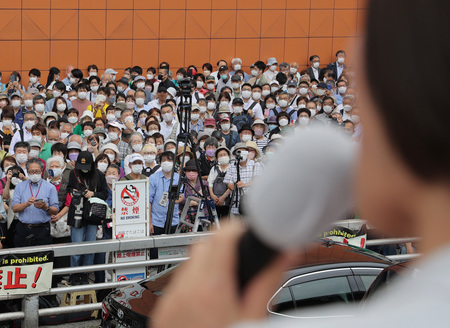 参院選候補者の街頭演説に耳を傾ける人々＝２２日、東京・ＪＲ新宿駅前