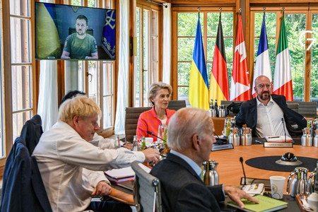 ２７日、ドイツ南部エルマウで開かれた先進７カ国首脳会議（Ｇ７サミット）で、オンラインで参加したウクライナのゼレンスキー大統領（左上画面）とＧ７首脳ら（ＡＦＰ時事）
