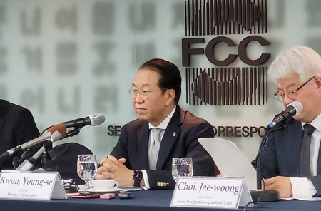 ２７日、ソウルの外信記者クラブで講演する韓国の権寧世統一相（左）