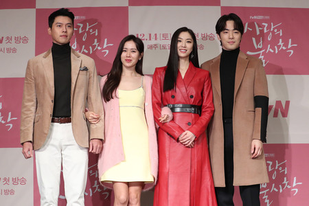 韓国ドラマ「愛の不時着」で恋人役を演じたヒョンビンさん（左）とソン・イェジンさん（左から２人目）＝２０１９年１２月、ソウル（ＥＰＡ時事）