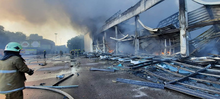 ２７日、ウクライナ中部クレメンチュクで、ミサイル攻撃で炎上した商業施設＝非常事態庁提供（ＥＰＡ時事）