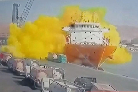 ２７日、防犯カメラが捉えた、塩素ガス漏れ事故が起きた南部アカバ港の現場（ヨルダンのテレビ映像より）（ＡＦＰ時事）