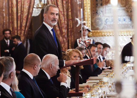 ２８日、マドリードで、北大西洋条約機構（ＮＡＴＯ）首脳会議前の晩さん会であいさつするスペイン国王フェリペ６世（ＥＰＡ時事）