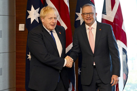 ２９日、マドリードで、握手するジョンソン英首相（左）とオーストラリアのアルバニージー首相（ＥＰＡ時事）