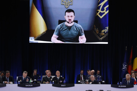 ２９日、マドリードで開かれた北大西洋条約機構（ＮＡＴＯ）首脳会議でビデオ演説するウクライナのゼレンスキー大統領（ＥＰＡ時事）
