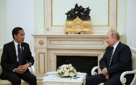 ３０日、モスクワで会談するインドネシアのジョコ大統領（左）とロシアのプーチン大統領（ＡＦＰ時事）