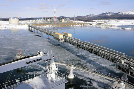 液化天然ガス（ＬＮＧ）基地（上）からＬＮＧ運搬船「グランド・アニワ」号に延びる積み出しのパイプ＝２００９年２月、ロシア極東サハリン州のプリゴロドノエ