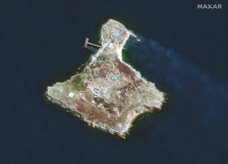米民間企業マクサー・テクノロジーズが６月３０日に公開した、黒海・ウクライナ沖のズメイヌイ島の衛星画像。撮影は同月１７日（ＡＦＰ時事）