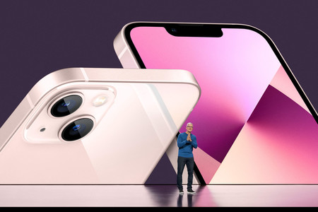「iPhone(アイフォーン)13」を発表する米アップルのクック最高経営責任者(CEO)=2021年9月、米カリフォルニア州クパチーノ(AFP時事)