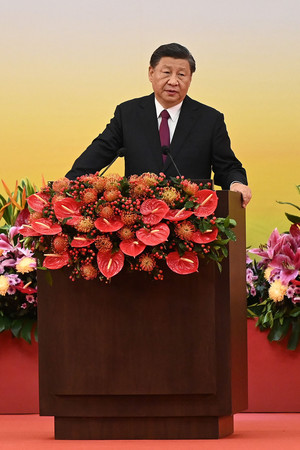1日、香港返還25年の記念式典で演説する中国の習近平国家主席(AFP時事)