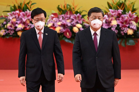１日、香港返還２５年の記念式典に出席する李家超新行政長官（左）と習近平国家主席（ＡＦＰ時事）
