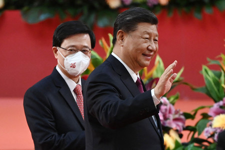 １日、香港で演説を終えた中国の習近平国家主席（右）。左は李家超新行政長官（ＡＦＰ時事）