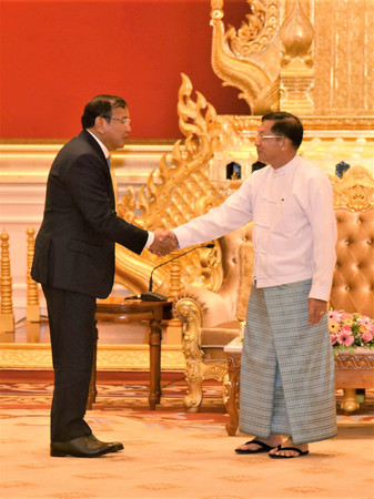 ６月３０日、ミャンマーの首都ネピドーで、ミンアウンフライン国軍総司令官（右）との会談に臨むカンボジアのプラク・ソコン外相（カンボジア政府提供・時事）