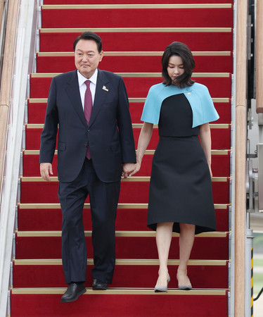 スペイン訪問を終えて帰国し、専用機から降りる韓国の尹錫悦大統領（左）と金建希夫人＝１日、ソウル郊外（ＥＰＡ時事）