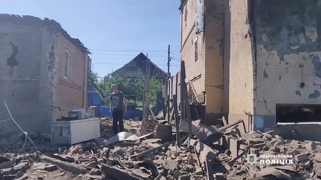 ウクライナ東部バフムートで、がれきの中を歩く男性＝国家警察が２日公表した動画から（ロイター時事）