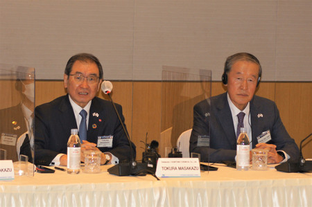 ４日、ソウルで開かれた財界会議に出席した経団連の十倉雅和会長（左）と、韓国の全国経済人連合会の許昌秀会長