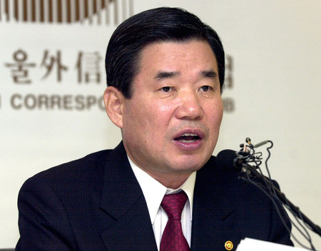 韓国国会の新議長に選出された野党「共に民主党」の金振杓議員=2004年1月、ソウル(AFP時事)