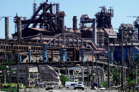 ３日、ウクライナ南東部マリウポリで、破壊された製鉄所（ＡＦＰ時事）