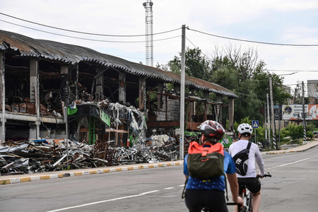 ３日、ウクライナの首都キーウ（キエフ）近郊イルピンの破壊されたままの商業施設（ＡＦＰ時事）