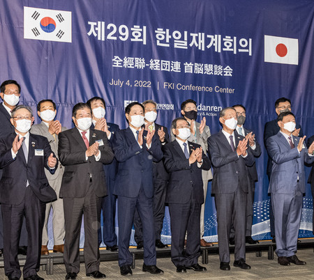 ４日、ソウルで、記念撮影に臨む経団連の十倉雅和会長（前列右から３人目）（ＥＰＡ時事）