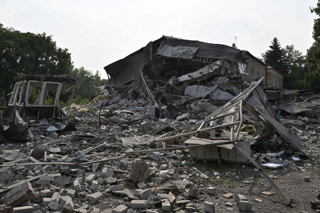 ３日、ロケット弾による攻撃で破壊されたウクライナ東部クラマトルスクのホテル（ＡＦＰ時事）